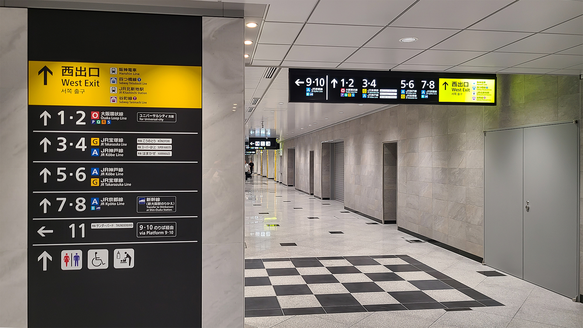 JR大阪駅、西口コンコースの柱サインと吊下げサイン