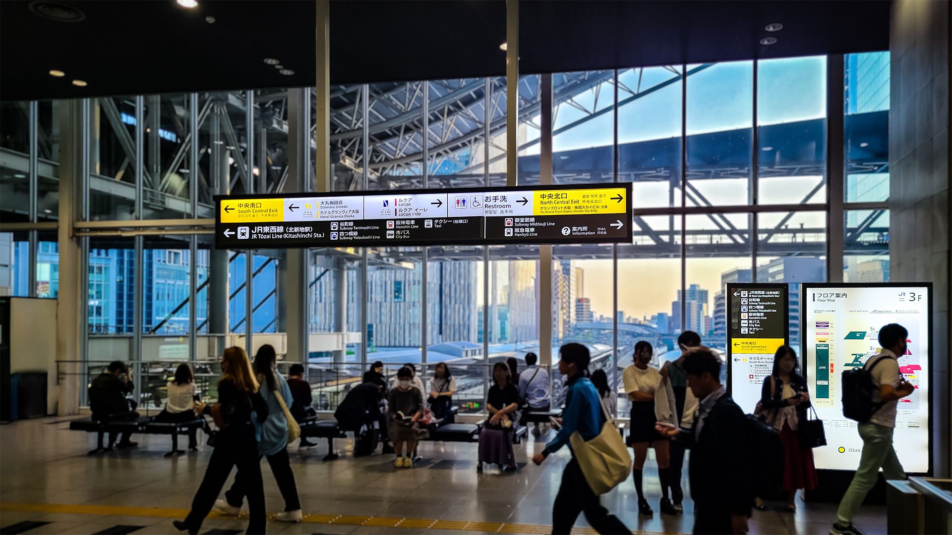 JR大阪駅:連絡橋口コンコース