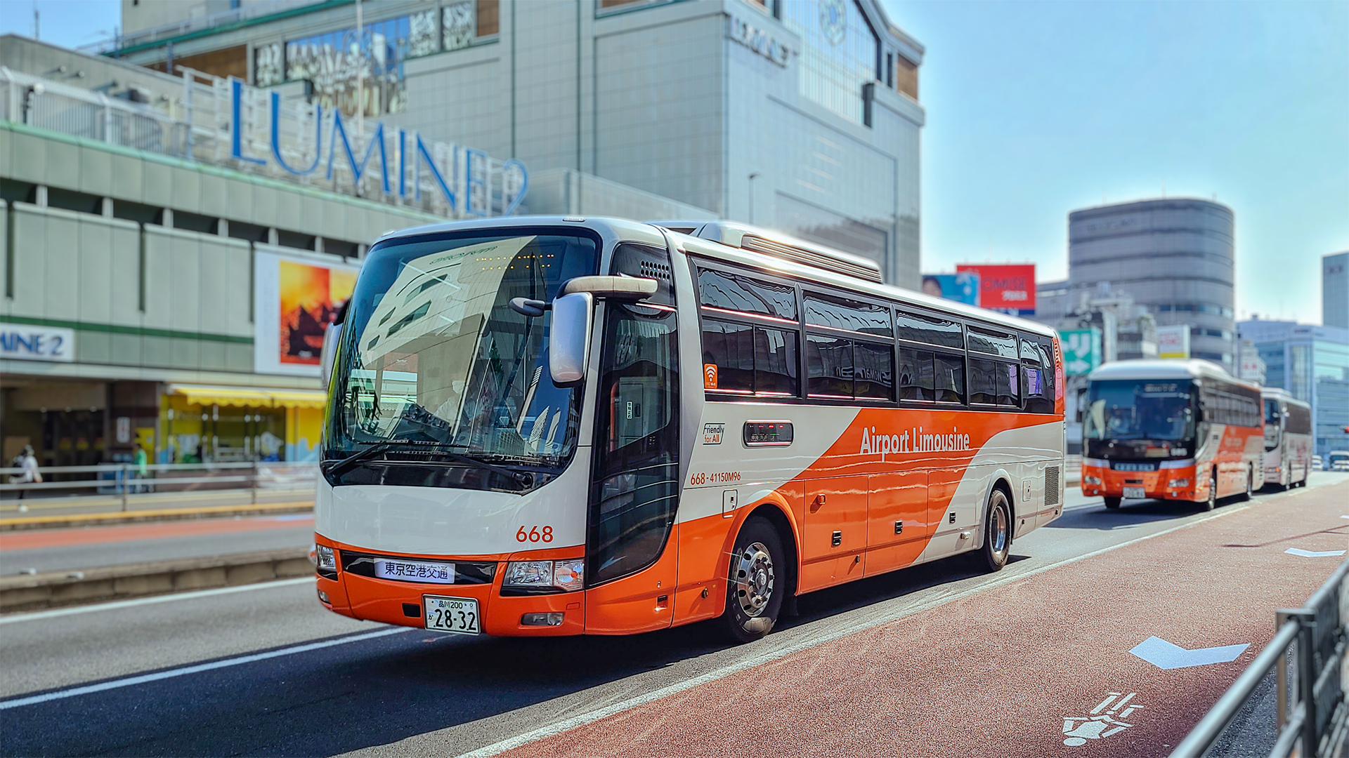 車体の前面と後面まで包み込む翼のしなやかな曲線